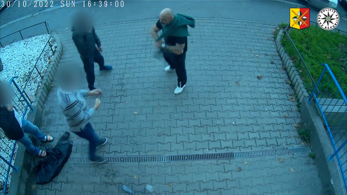Potetovaný muž zbil v Praze na ulici tři cizince